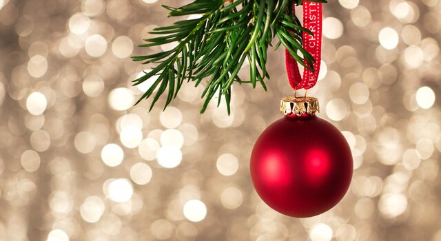closeup_christmas_decorations_with_bright_colorful_bokeh_background_christmas_concept__1_