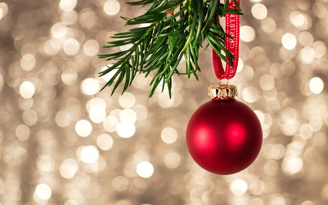 closeup_christmas_decorations_with_bright_colorful_bokeh_background_christmas_concept__1_