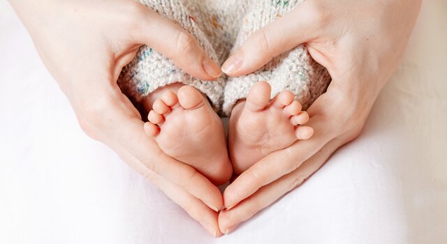 baby_feet_mother_hands_tiny_newborn_baby_s_feet_female_heart_shaped_hands_closeup