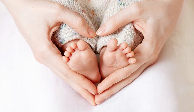 baby_feet_mother_hands_tiny_newborn_baby_s_feet_female_heart_shaped_hands_closeup