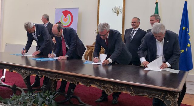 Assinatura protocolo de financiamento 1 640 350